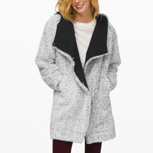 LULULEMON WARM RESTORE SHERPA WRAP. BNWT